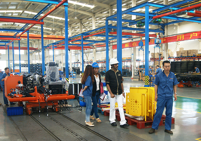 印度客户参观乐虎88国际总装车间 印度客户参观乐虎88国际总装车间