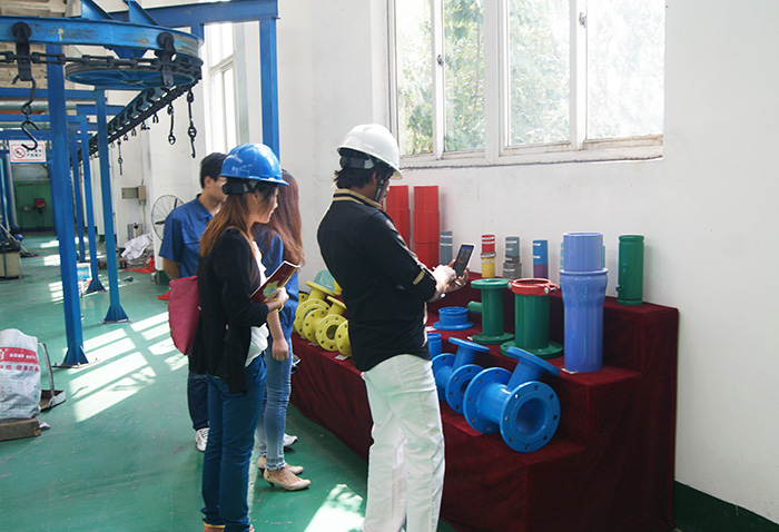 印度客户参观乐虎88国际管业车间 印度客户参观乐虎88国际管业车间