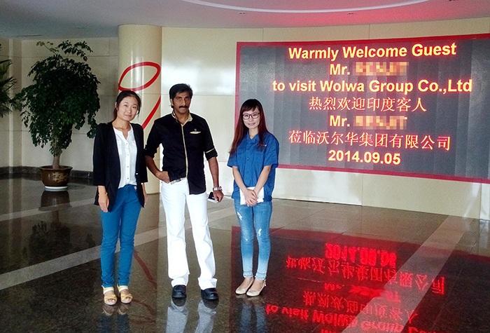 与印度客户在办公大厅合影 与印度客户在办公大厅合影