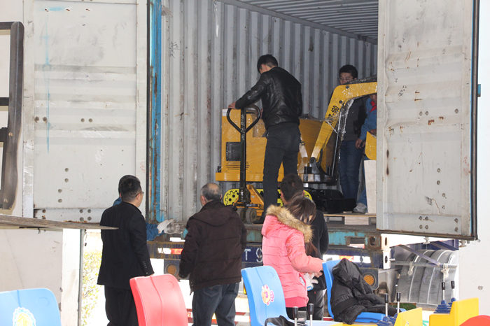 热烈祝贺乐虎88国际集团首批200台儿童挖掘机顺利出口欧洲 热烈祝贺乐虎88国际集团首批200台儿童挖掘机顺利出口欧洲