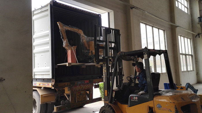 乐虎88国际集团40台儿童挖掘机批量出口新加坡