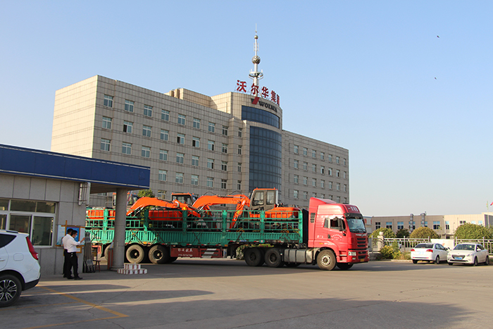 乐虎88国际一批新款轮式挖掘机发往北方地区