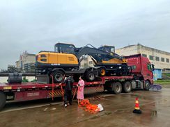 乐虎88国际轮式抓木机发往南方两广地区