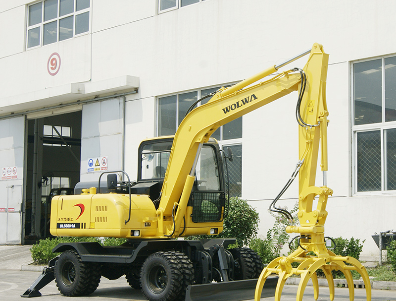 DLS880-9AG 8吨轮式蔗木装卸机实物图 DLS880-9AG 8吨轮式蔗木装卸机实物图